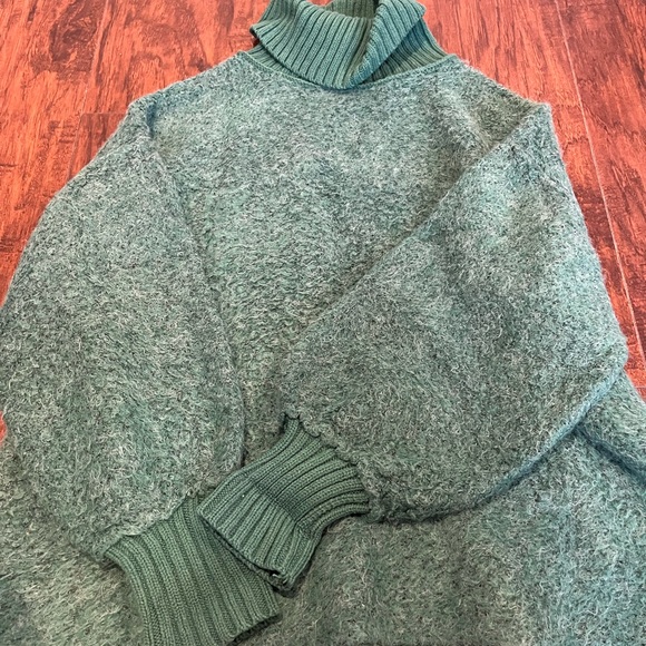Free People Green Oversized Fuzzy Turtleneck Sweater — XS — Cozy Knit Pullover